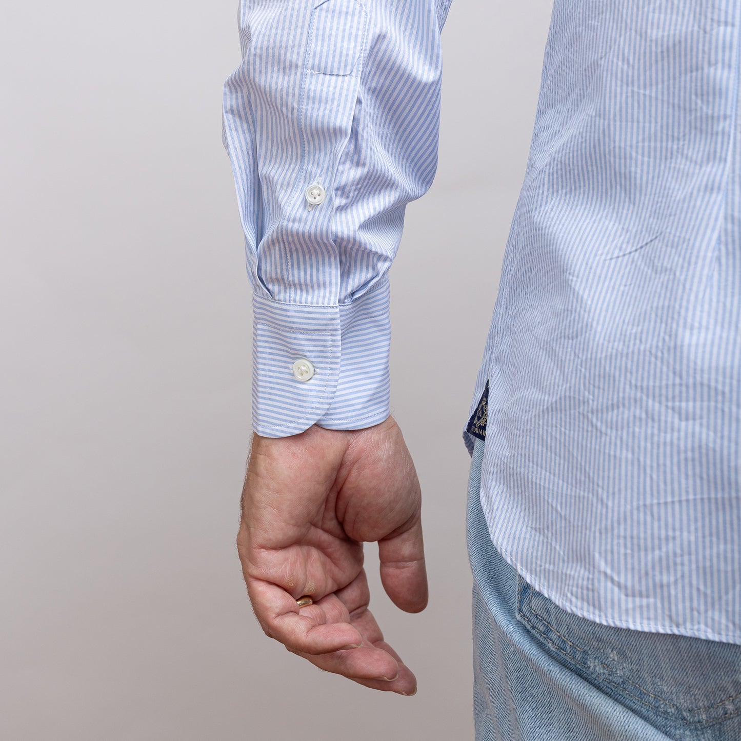 Camicia a Righe Sottili – Raffinatezza Quotidiana