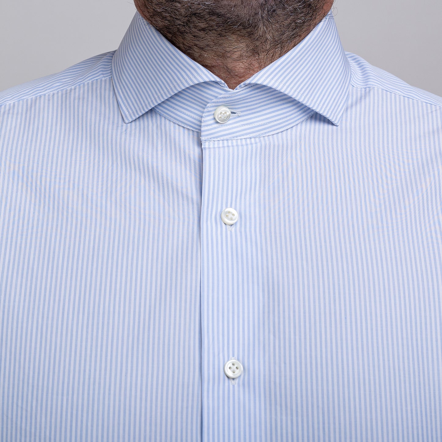 Camicia a Righe Sottili – Raffinatezza Quotidiana